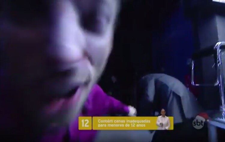 Neste exato momento, Léo Lins se virou e se chocou com a câmera
