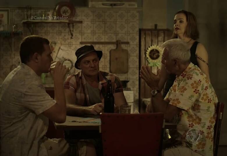 Galega é uma promotora de turismo sexual na comunidade onde mora. Ela organiza leilões de crianças e a menina da vez é Josi, de apenas 11 anos