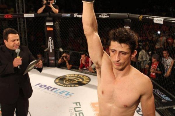 O adversário de Legendário será outro veterano. Udi Lima
também está com 36 anos e enfrentará Flávio Álvaro sedento por mais uma
conquista em sua carreira. Atleta da academia Gracie Fusion, Udi é especialista
em jiu-jitsu, e já venceu 19 das suas 23 vitórias como uma finalização. Além
dos triunfos, o paulista contabiliza 13 derrotas ao longo da carreira