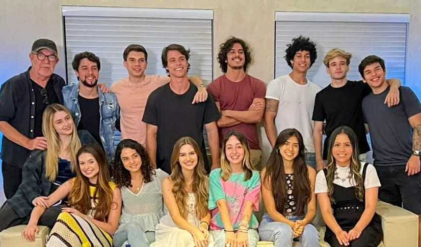Diretor Rudi Lagemann se reúne com o elenco da série Todas As Garotas Em Mim