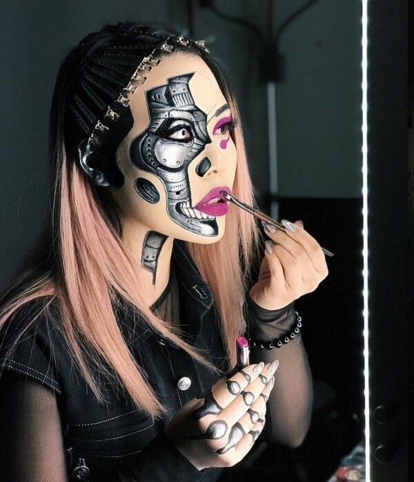 Antes de assumir sua carreira como beauty artist, Mimi era professora primária 