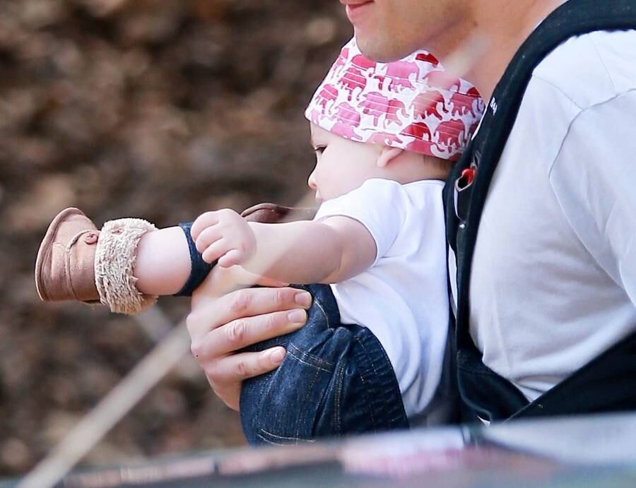 Alerta fofura! O ator Ashton Kutcher foi flagrado pela primeira vez com a filha dele, Wyatt, de apenas cinco meses
