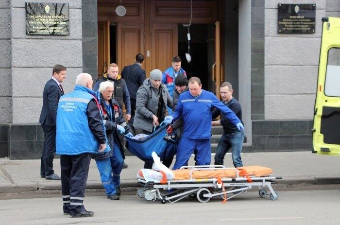 Equipe de resgate em local de ataque em Arkhangelsk