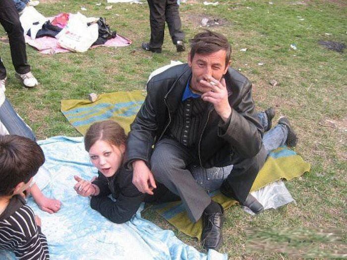 Ou então o pai sentar em cima da filha no meio do piquenique enquanto fuma um cigarrinho. Normal, gente, normal...