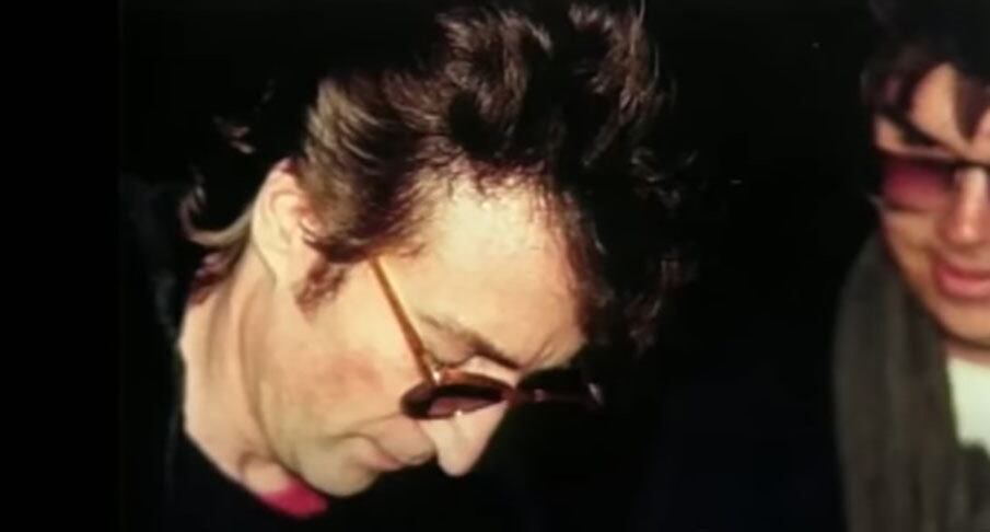 O assassino, Mark Chapman, se dizia fã do cantor e chegou a receber um autógrafo, horas antes de cometer o crime. Lennon o atendeu na saída do edifício Dakota, foi para o estúdio com a esposa e, ao voltar, foi baleado pelo criminoso que o aguardava na porta. Dos 5 tiros, 4 atingiram Lennon: dois nas costas e dois nos ombros.
