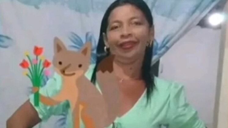 O Cidade Alerta traz mais um caso de feminicídio, em Vitória de Santo Antão, no Pernambuco. Andrea Maria de Melo, de 36 anos, foi encontrada morta. O suspeito é um homem de 60 anos, companheiro da vítima, que fugiu após cometer o crime. Ainda não se sabe o motivo que levou o suspeito a cometer esse crime brutal contra a namorada. Familiares e moradores da cidade pedem justiça pela vítima; entenda