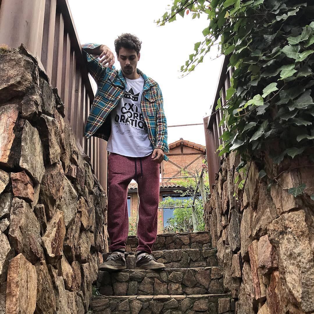 Na rede social, o jovem compartilha fotos cheias de pose


E mais: Leo Stronda diz para Luane que é tímido com as mulheres