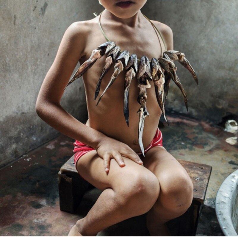 Ela ressalta também que os homens na aldeia são totalmente dependentes de suas esposas e se não fossem por elas, eles não teriam onde morar e o que comer