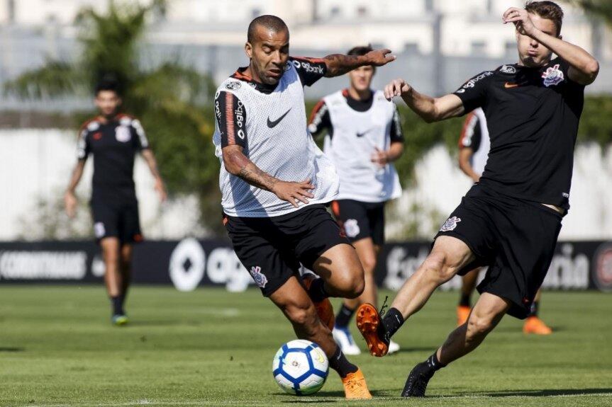 Emerson Sheik é o mais velho no elenco do Corinthians. Com 40 anos recém-completos no dia 6 de setembro, o atacante tem 180 jogos, 28 gols e seis títulos pela equipe do Parque