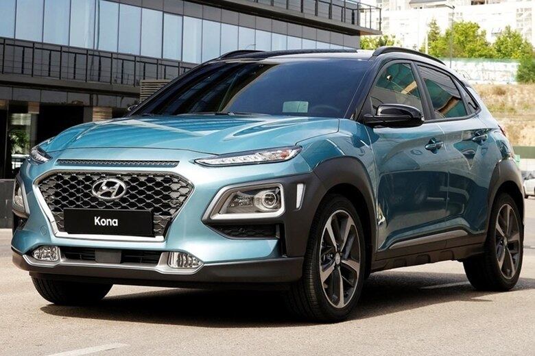 A febre de SUVs da Hyundai parece não ter fim, hoje a marca apresentou em sua terra natal, a Coreia do Sul, o novo integrante da família dos crossovers, o Kona. O carro pode ser definido como um primo mais sofisticado do nosso Hyundai Creta. Com um design que foge do convencional da marca de Seul, conheça o Hyundai Kona