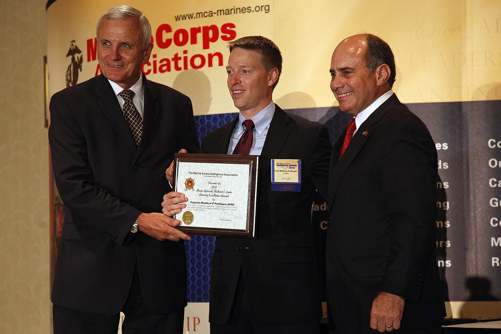 Matthew
Pottinger, ex-jornalista e oficial do Corpo de Fuzileiros Navais, é considerado
um dos candidatos fortes à sucessão de Bolton por já fazer parte da equipe de
segurança nacional de Trump. A imprensa aponta que Pottinger (ao centro na
foto) é “livre da bagagem ideológica que sobrecarrega muitos dos outros
conselheiros do governo” e é tido como um dos arquitetos das atuais políticas dos
Estados Unidos em relação à China — onde já atuou como repórter