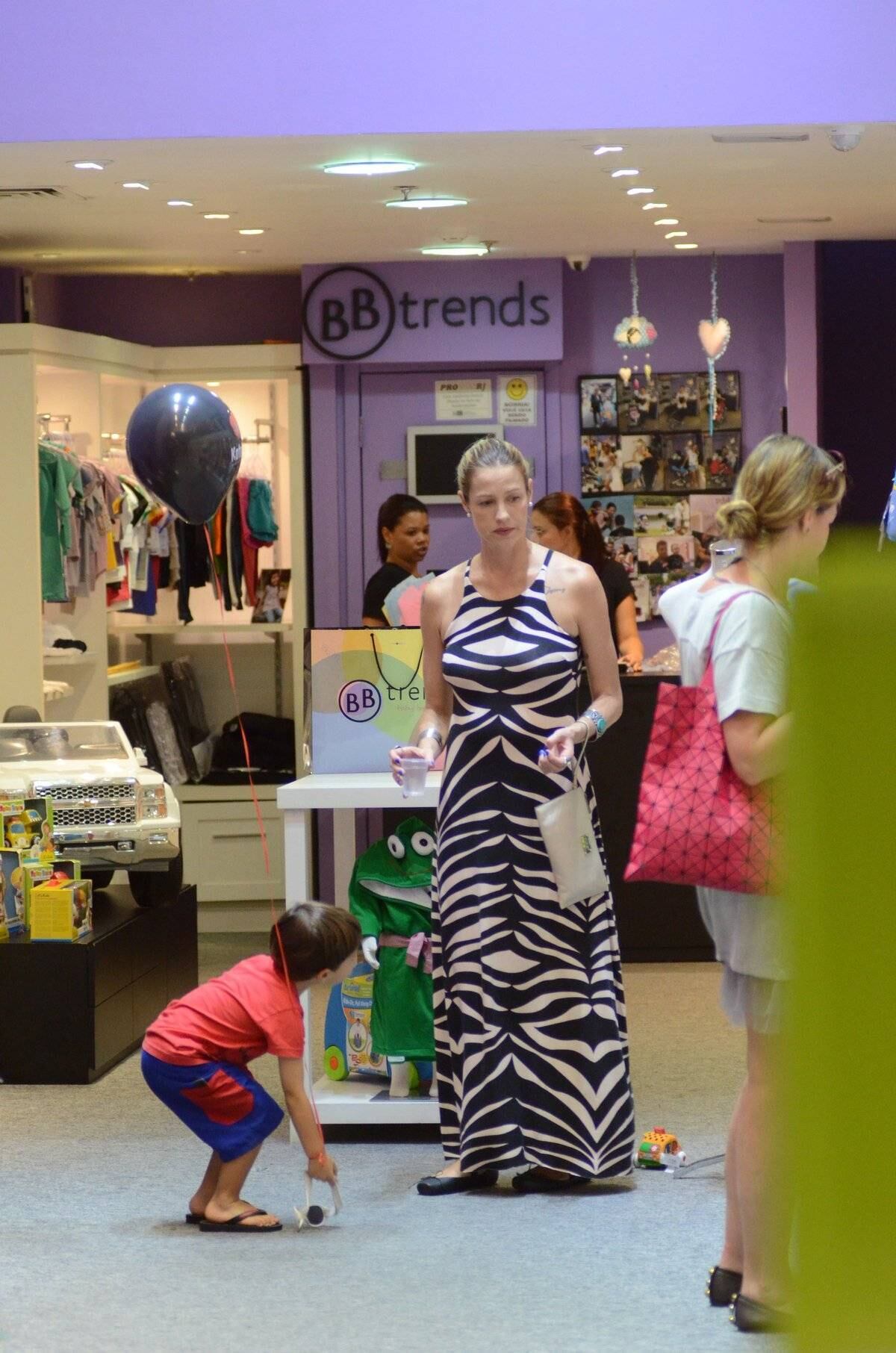 Luana Piovani leva Dom para um passeio ao shopping