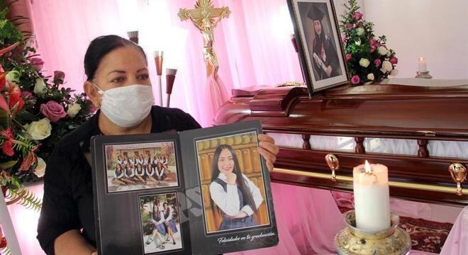 Mãe segura foto de sua filha assassinada em massacre de Samaniego, Nariño