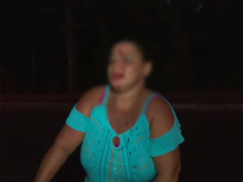 Uma mulher foi agredida pelo marido nas proximidades do Hospital do
Subúrbio, na Estrada Velha de Periperi, em Salvador. Ela apanhou de cinto e ficou com o rosto ferido. A vítima contou que trabalha e o companheiro pega o dinheiro para entregar a amante.       

—A gente “entocando” dentro de casa, eu pagando meu “pau” e, enquanto isso, ele pega o dinheiro e esconde para levar para outra (sic)
Experimente grátis toda a programação da Record no R7 Play
