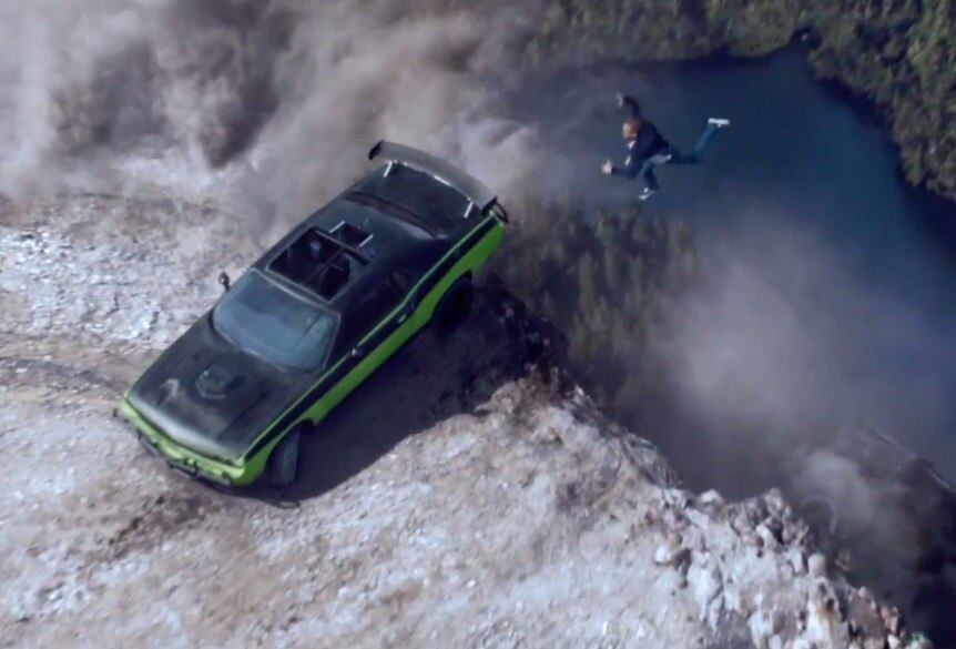 E fica aquela tensão: será que ele vai conseguir se agarrar no carro?