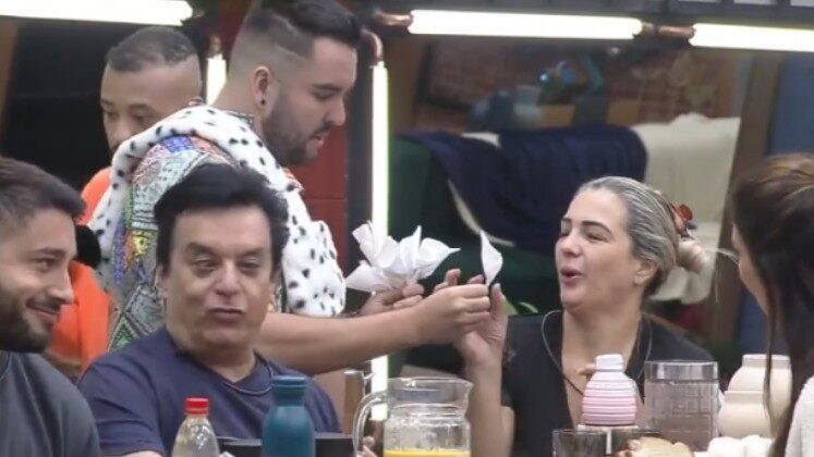 O DJ mostrou sua gentileza durante o Dia das Mães, quando fez rosas de guardanapo para entregar para as mulheres da Mansão Power. Mila passou pela cozinha e depois foi de quarto em quarto para entregar as dobraduras. Mesmo não tendo filhos, sua esposa, Daiana, também ganhou uma flor, por cuidar dele