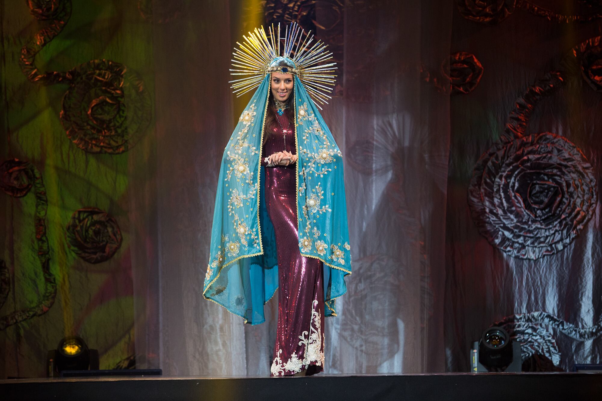 Patrícia
dos Anjos, a Miss Paraíba, representou a religiosidade com o traje A Compadecida 