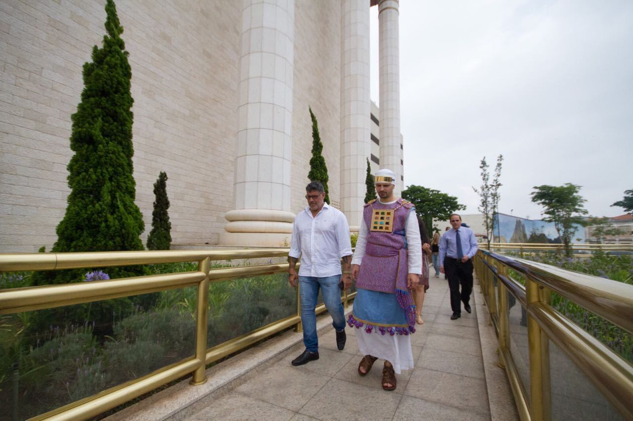 Também presente, Alexandre Frota foi participativo durante todo o percurso e se emocionou com a grandiosidade do lugar. Morador de São Paulo há 25 anos, Frota afirmou que a visita ao Templo o fez entender “como nós somos pequenos perante a tudo”.

— Eu fiquei muito impressionado com a grandiosidade, a qualidade e principalmente com a paz de espírito desde os primeiros minutos que eu cheguei aqui. [...] Achei fantástico, sensacional e carregado com uma energia muito boa. Me emocionei ali dentro com toda aquela iluminação, aquela grandiosidade. Eu estou perplexo