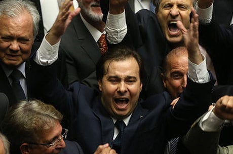 Maia agora é o 1º nome da linha sucessória à presidência do Brasil