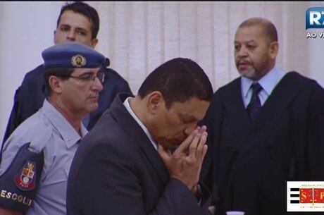 O
policial militar reformado Mizael Bispo foi condenado a 20 anos de prisão em
regime fechado pelo assassinato da advogada Mércia Nakashima, em maio de 2010.
O julgamento aconteceu em março, no Fórum de Guarulhos, na Grande São Paulo, e
durou quatro dias. Ele foi considerado culpado pelo crime de homicídio triplamente
qualificado por motivo torpe, meio cruel e recurso que dificultou a defesa da
vítima, que teve um relacionamento amoroso com o acusado. A defesa entrou com
recurso, pedindo a realização de um novo júri