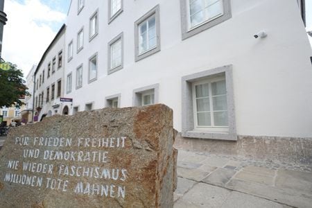 Governo da Áustria transforma local de nascimento de Adolfo Hitler em Braunau am Inn em delegacia de polícia