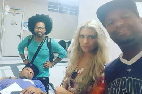 Dado ao lado dos músicos da banda Adryana e a Rapaziada