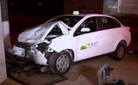 Frente do táxi ficou destruída