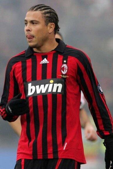 Após brilhar pelo Real Madrid, o ex-atacante Ronaldo Fenômeno chegava ao Milan em 2007, causando a revolta de torcedores da Inter de Milão, seu primeiro clube na Itália. A passagem de Ronaldo pelo rossonero foi curta e com muito menos brilho do que em seus clubes anteriores. Atuou em 20 jogos, marcando 9 gols (Foto: Divulgação/AC Milan)