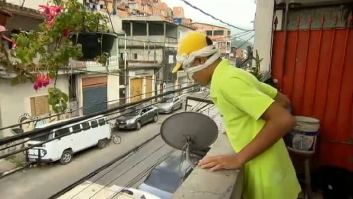 O adolescente passou a ter pesadelos com o que aconteceu.
— Quando eu durmo, eu lembro que quando eu subo aqui, vem um
negócio...os policiais miram em mim. Aí, do nada, vem um branco nos meus olhos.
Eu acordo