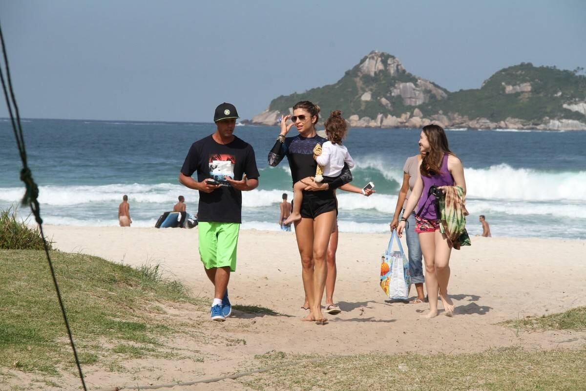 Grazi Massafera curtiu dia de sol na Barra da Tijuca