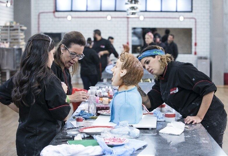 No Desafio de
Eliminação, os confeiteiros terão que reproduzir em bolo um busto de Fábio
Porchat em tamanho real