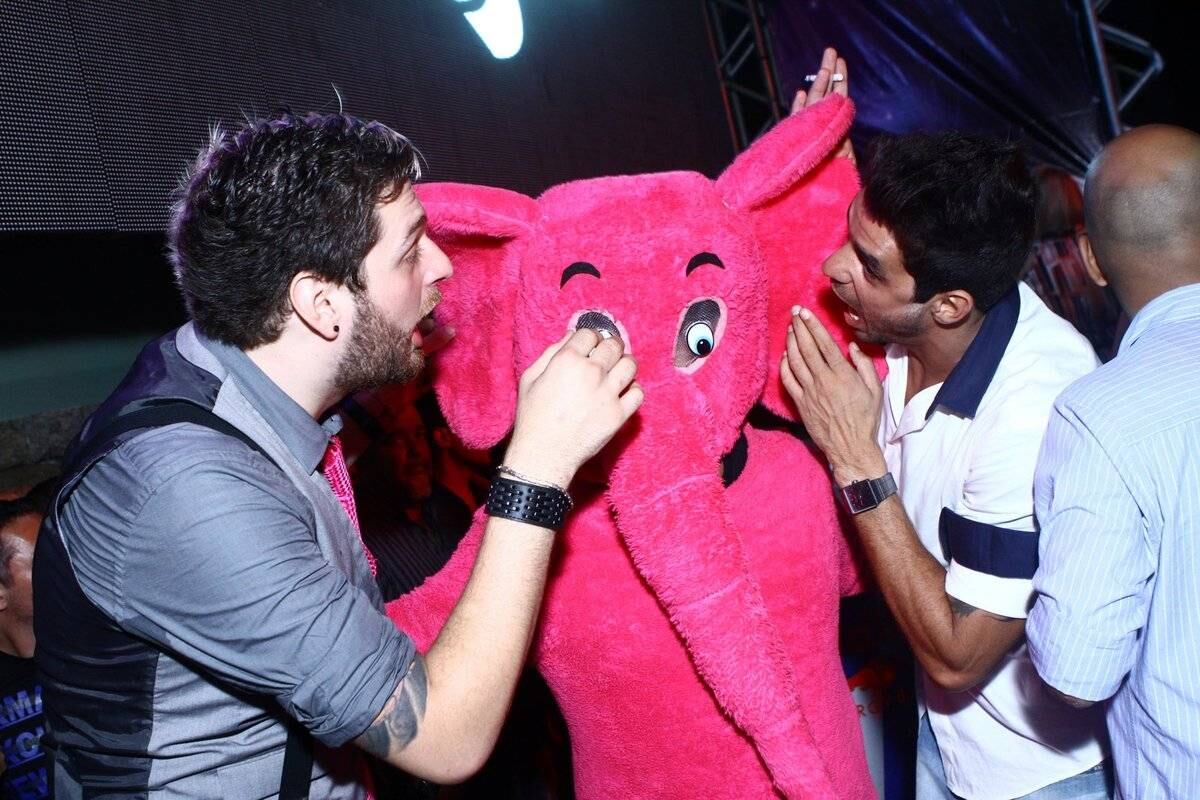 Diego e Cássio pentelharam o mascote do evento
