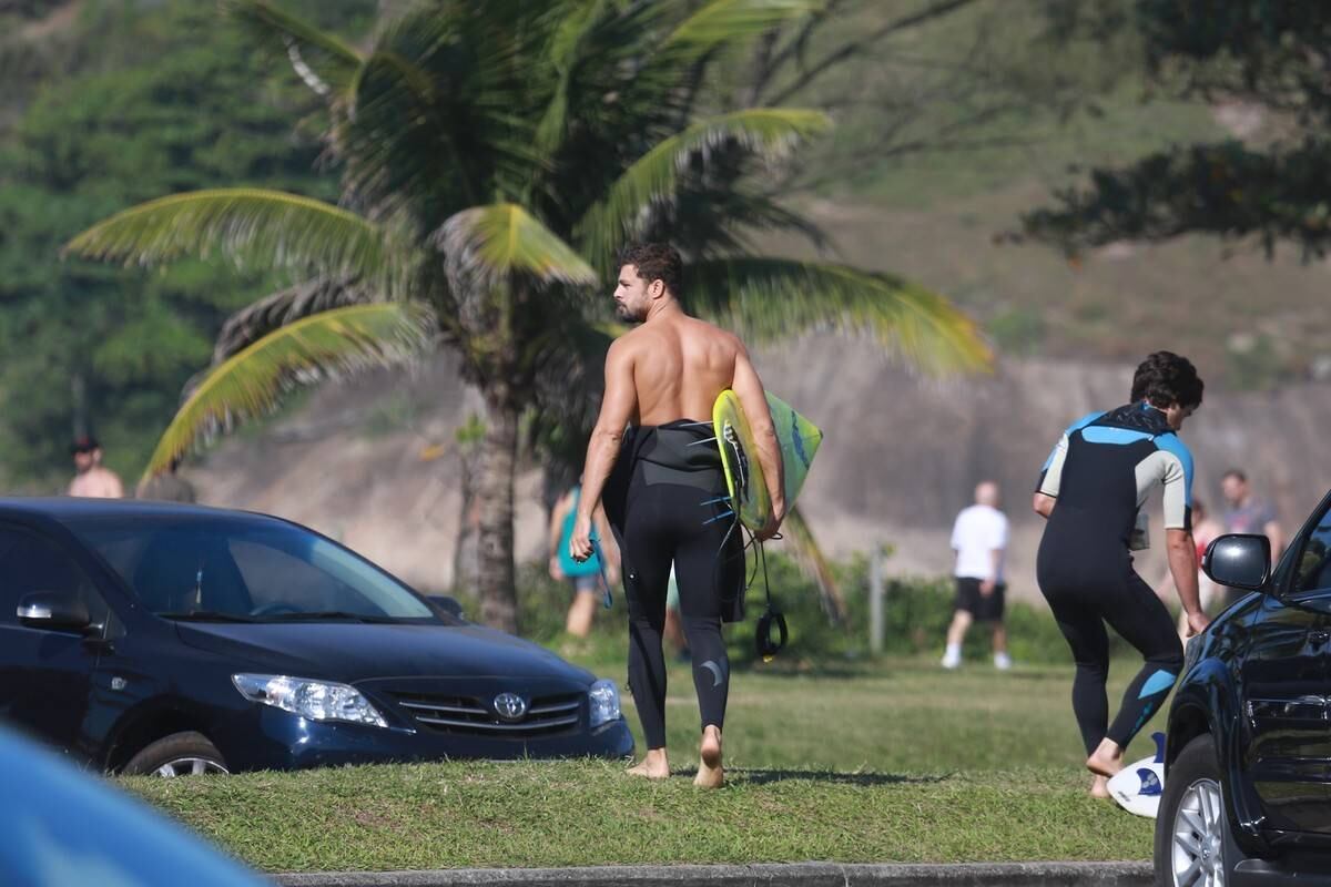 Cauã Reymond surfou no Recreio dos Bandeirantes nesta segunda-feira (21)