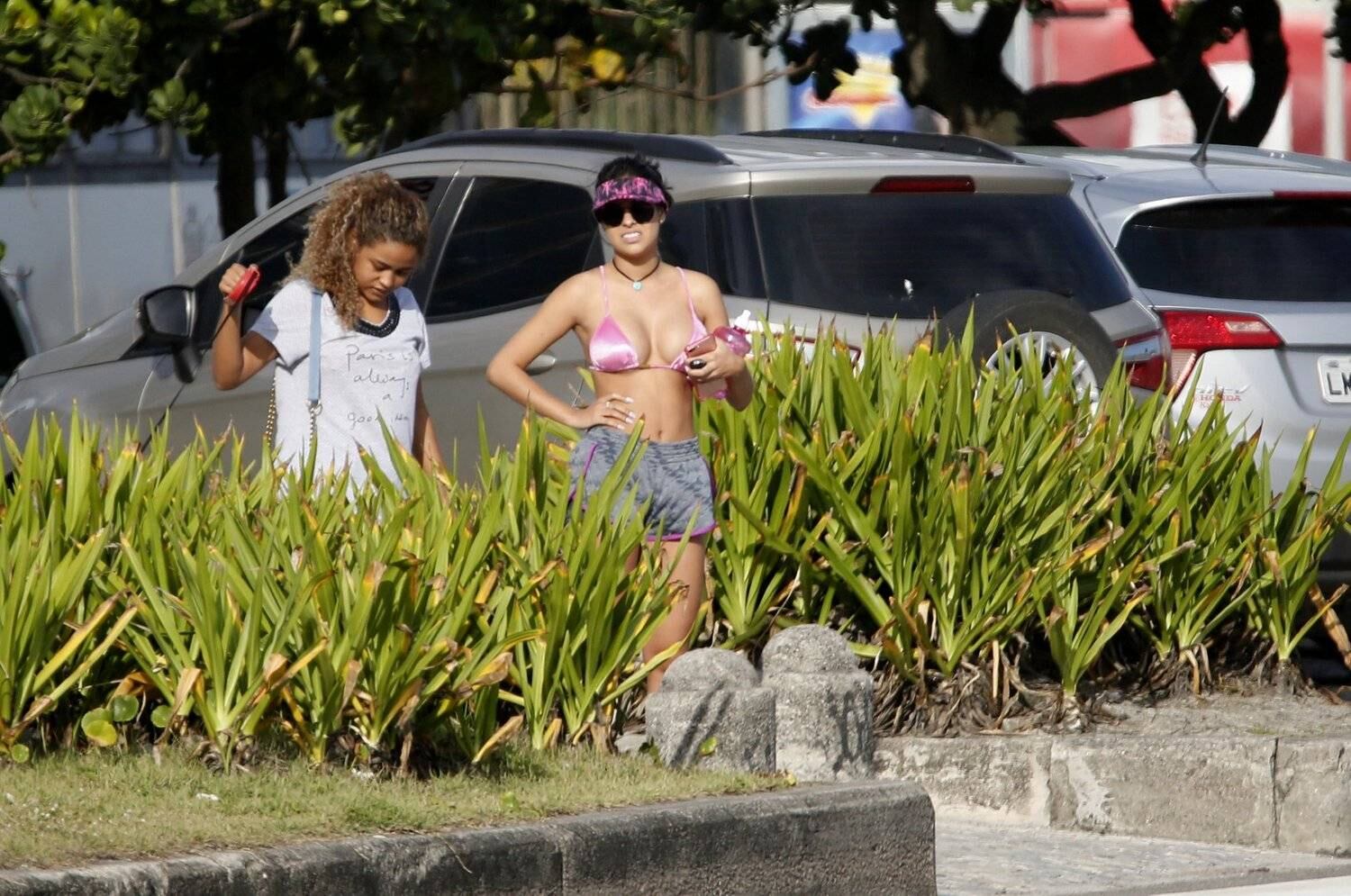 Munik mostra suas novas próteses de silicone em dia de praia no Rio