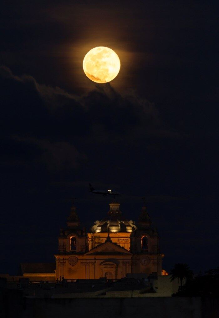 Em Malta, a superlua pôde ser vista na cidade amuralhada de Mdina, sobre a catedral de Saint Paul