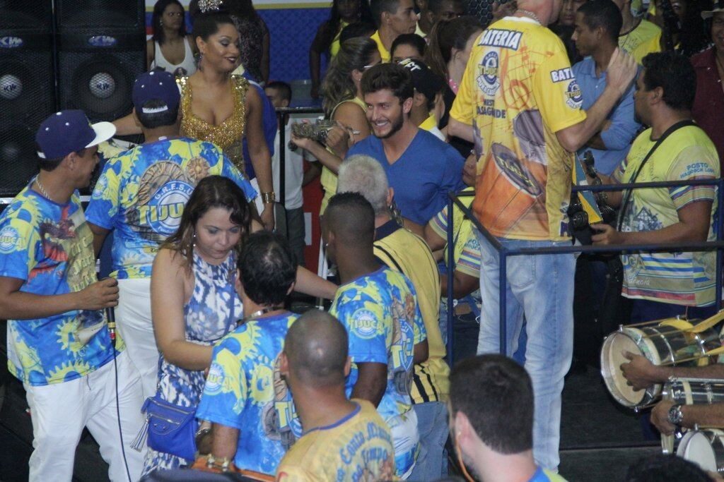 Klebber Toledo continua solteiro, após o término de namoro com Marina Ruy Barbosa. Na madrugada deste domingo (7), o ator esteve na quadra da Unidos da Tijuca, no Rio de Janeiro