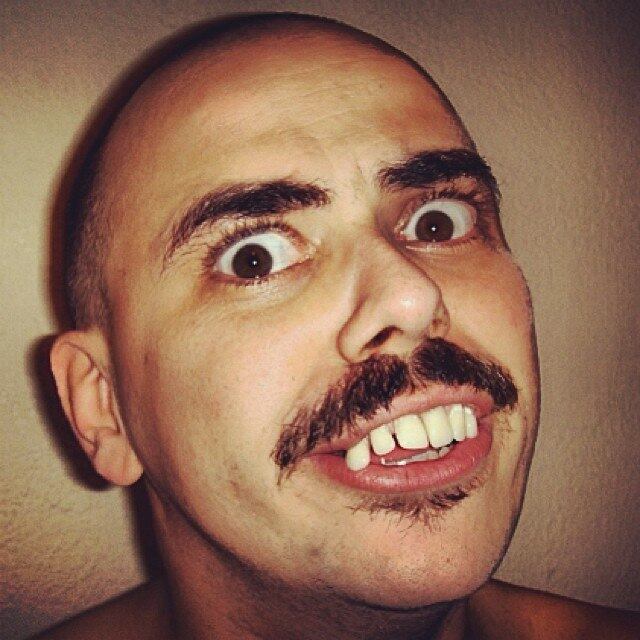 Em sua conta no Instagram, Carioca posta fotos de seus personagens e, até mesmo, fazendo careta ao acordar. Na terça (12), o humorista do Pânico postou várias fotos. Qual a mais engraçada? Na primeira, ele aparece com dentadura e olho arregalado