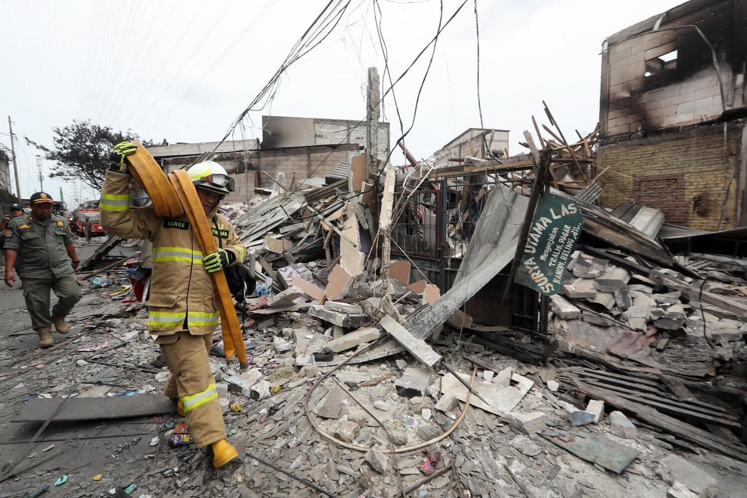 A região permanece isolada. Por hora, os bombeiros trabalham dentro das casas queimadas e no depósito, para evitar o retorno das chamas. 

Vale lembrar que, em 2021, houve um incêndio de grandes proporções na refinaria de Balongan, também pertencente à empresa Pertamina e uma das maiores do país. O local ardeu durante dois dias e obrigou à evacuação de milhares de habitantes após uma gigantesca explosão provocada pelo incêndio.

"Depois de vários incêndios (…), é claro que temos de controlar todas as instalações e infraestruturas petrolíferas, em particular os tanques e refinarias", disse Sugeng Suparwoto, presidente da comissão de energia do Parlamento, ao canal Metro TV