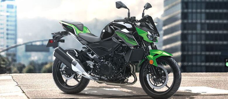 Z400 é um modelo mundial e exibe a tradicional carenagem esportiva dos modelos Kawasaki