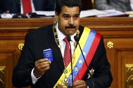 Segundo Maduro, a medida é necessária para "derrotar o golpe de Estado e a guerra econômica"