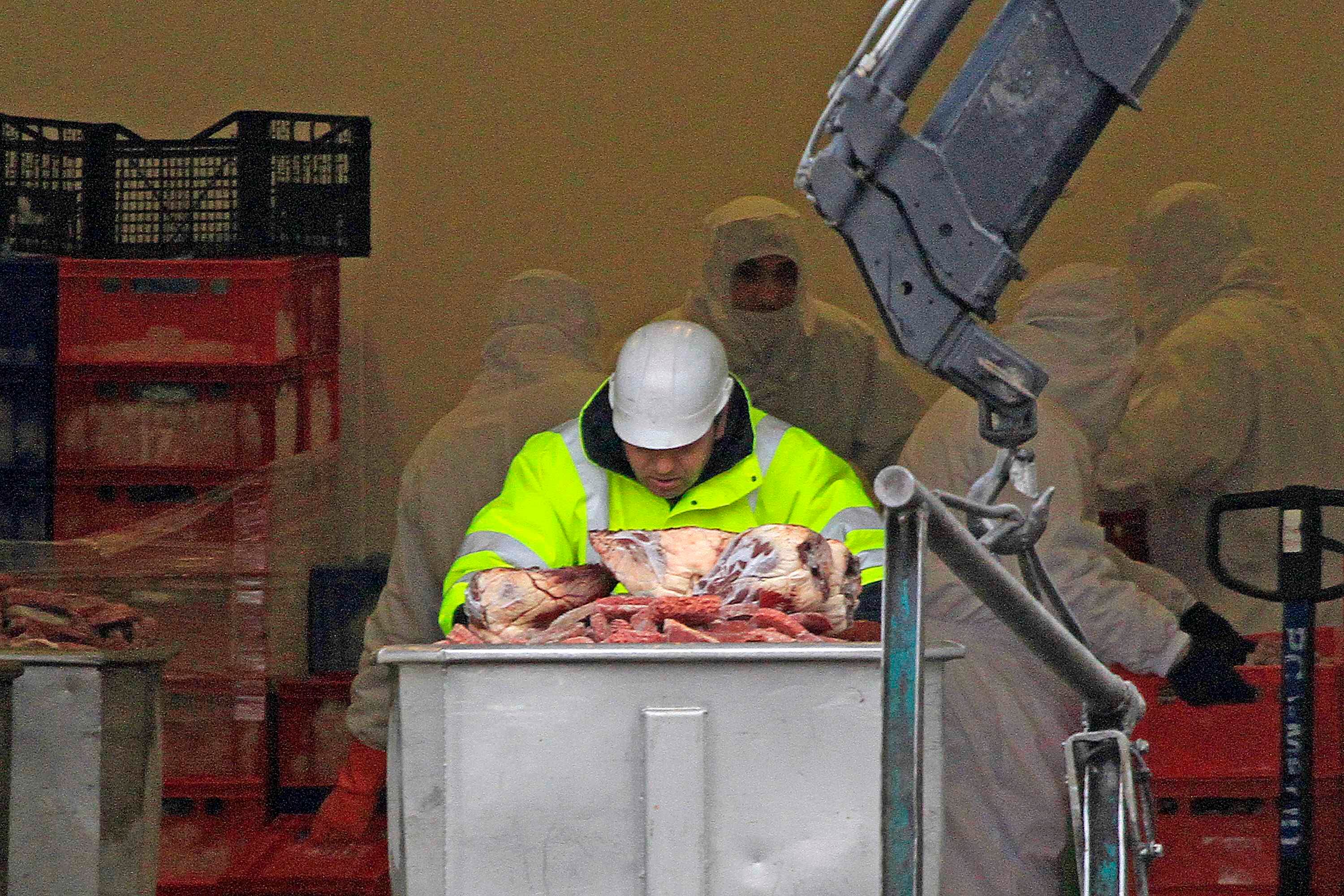 A fraude atingiu diversos países europeus. Na imagem, trabalhador joga fora pedaços de carne em Castelnaudary, próximo a Toulouse, na França