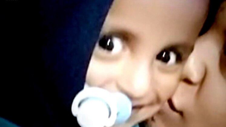 A mãe de Samuel disse que foi para outro cômodo e acabou dormindo. Quando acordou, foi ver como ele estava e o encontrou sem reação, dentro do baú de brinquedos 