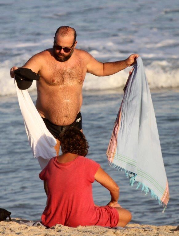 O ator se refrescou no mar