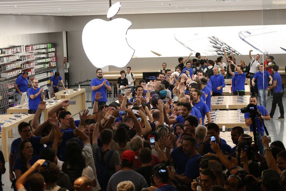 Primeiros clientes comemoram entrada na segunda loja da Apple no Brasil, primeira na cidade de São Paulo