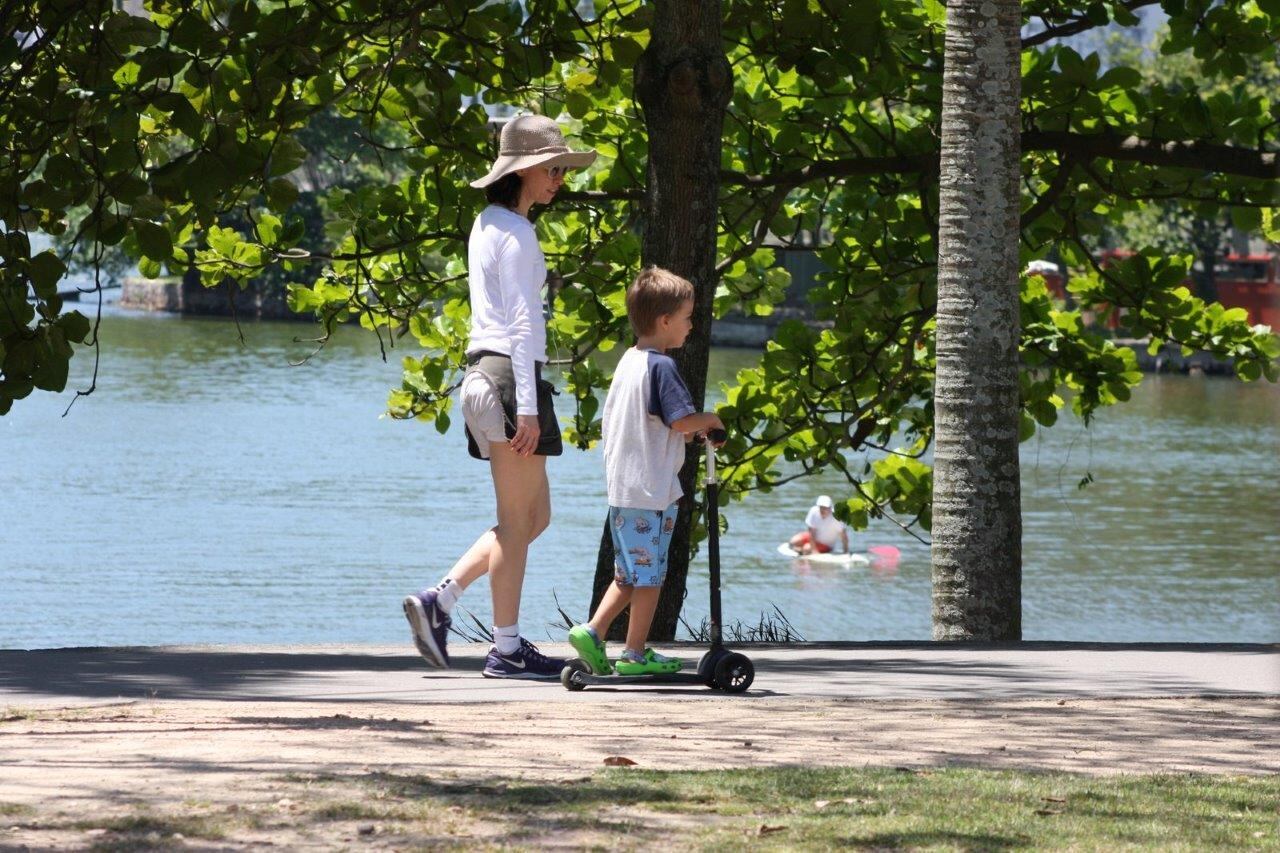 Enquanto a atriz caminhava, seu filho se divertia no patinete