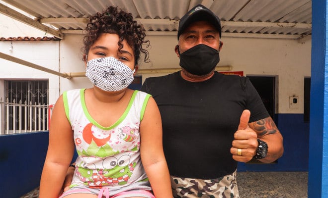 Pai e filha protegidos por máscaras de tecido para evitar a pandemia de covid-19