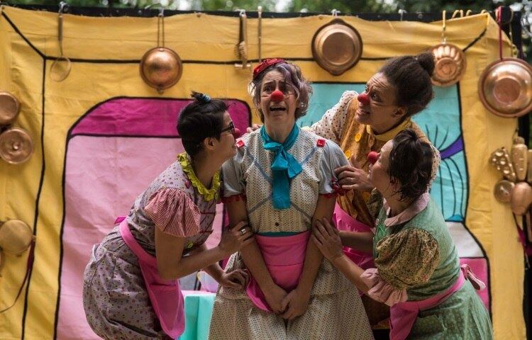 As palhaças Augustina, Greice, Úrsula e Xamanga no espetáculo Choque-Rosa