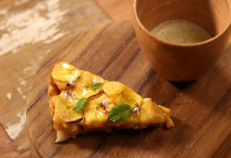 MONTAGEM DO PRATO:

Sobre a massa, disponha os camarões fatiados, o creme de curry e fatias de banana. Polvilhe açúcar sobre as bananas e toste com maçarico. Sirva morna ou em temperatura ambiente.

Quer ver mais receitas? Fique ligado no Top Chef às quartas, a partir das 22h50 na Record TV e assista às íntegras do programa no canal do Youtube
