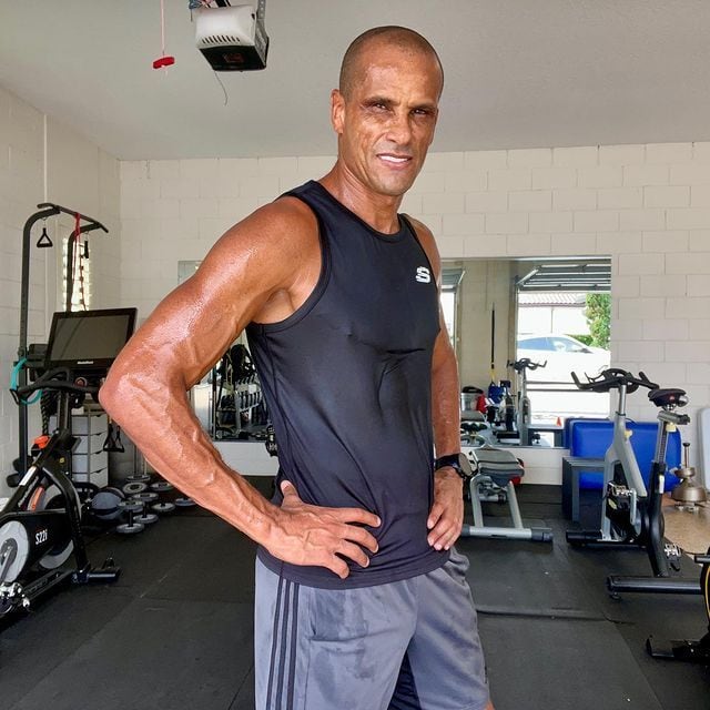 Líder da seleção brasileira no pentacampeonato em 2022, Rivaldo ostenta a boa forma nas redes sociais. Aos 50 anos e há mais de oito anos longe dos gramados, o ex-jogador segue uma rotina regrada de exercícios