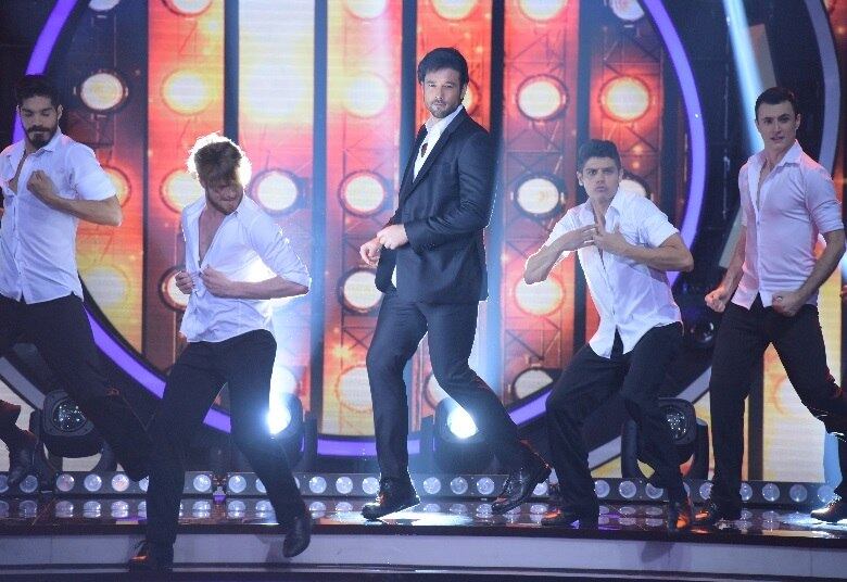 Quem vê Sérgio Marone de terno, gravata e cabelos bem alinhados, não imagina o poder de sensualidade escondido no olhar bem marcado. A coreografia do time masculino de técnicos favoreceu o apresentador. Fique ligado no Dancing Brasil, toda segunda-feira, a partir das 22h30, na Record TV.